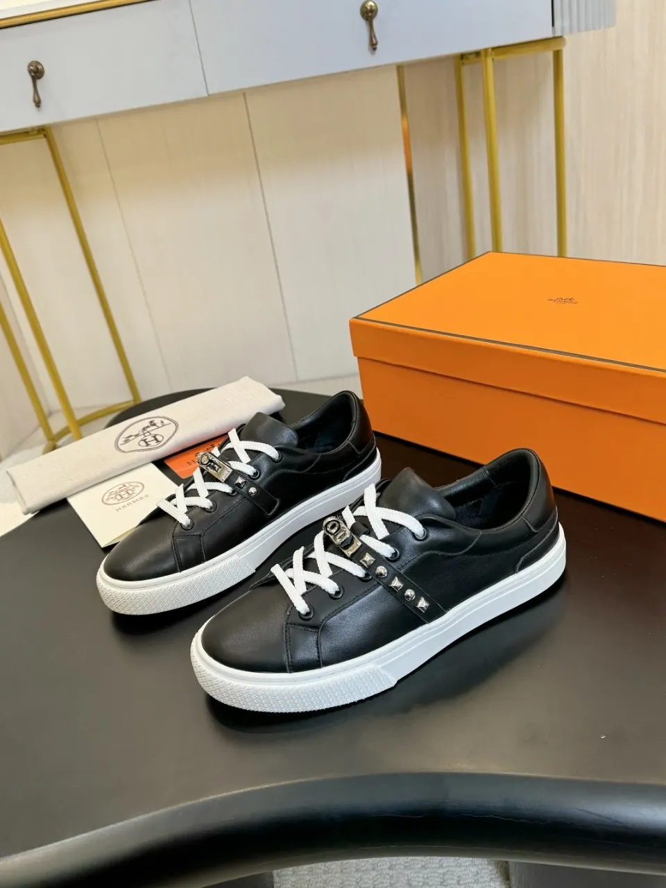 Men's Men's Shoes💰620❤️❤️❤️HERMES 2021 latest Kelly buckle white sneakers are online! The highest version on the market! Purchasing level quality! The H family rarely produces flat casual shoes, and they are styled with classic palladium-plated Kelly shoe buckles! Create a fashionable urban look that perfectly embodies the noble and elegant style of Hermès! Material selection: Fabric imported cowhide, lining + foot pads imported sheepskin, original molded TPU outsole, heavy gold molded kelly buckle full of texture Size: Female: 35-41 (41 is not returnable) Male: 39-45 (45 is not returnable)